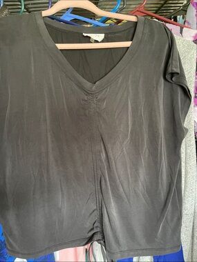 Korye  Women's V-Neck Short Sleeve Tee in Charcoal